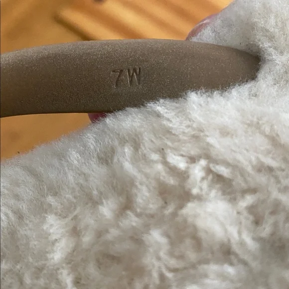 UGG Women's  Comfy Cozy Cream FIip Flops poolside SZ 7 - Picture 10 of 13